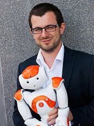 Pierre tilbringer mye tid med roboter. Det tar tid for dem å lære seg språk. Pierre tilbringer mye tid med roboter. Det tar tid for dem å lære seg språk.