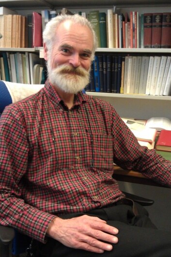Tom Schmidt på sitt bokfylte kontor på Universitetet i Oslo. (Foto: Nina Kristiansen) Tom Schmidt på sitt bokfylte kontor på Universitetet i Oslo. (Foto: Nina Kristiansen)