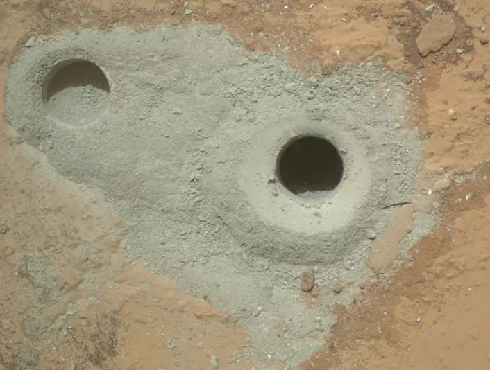 Her har Curiosity boret seg ned i en stein ved navn John Klein, i Yellowknife Bay på Mars. (Foto: NASA/JPL-Caltech/MSSS)