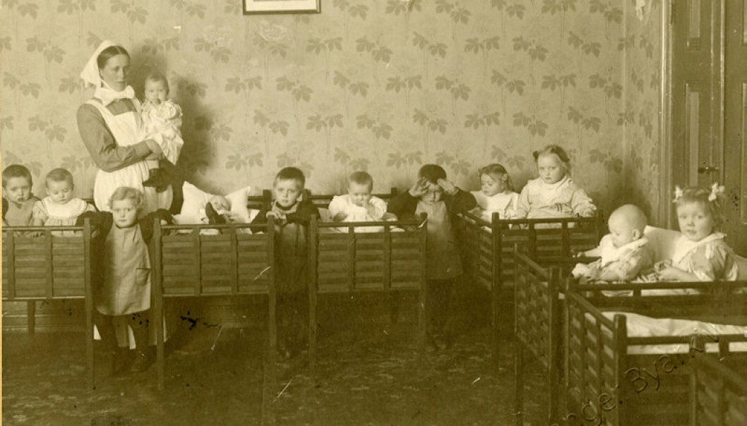 Domkirkens barnekybbe i Stavanger 1919: Bildet viser en menighetssøster og barna i sovestuen. Helt fram til 1970 var denne institusjonen ledet av en diakonisse eller menighetssøster. Domkirkens barnekybbe i Stavanger 1919: Bildet viser en menighetssøster og barna i sovestuen. Helt fram til 1970 var denne institusjonen ledet av en diakonisse eller menighetssøster.