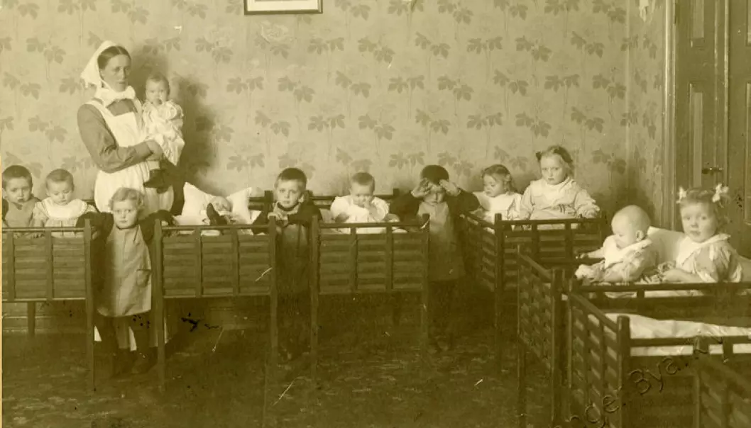 Domkirkens barnekybbe i Stavanger 1919: Bildet viser en menighetssøster og barna i sovestuen. Helt fram til 1970 var denne institusjonen ledet av en diakonisse eller menighetssøster.