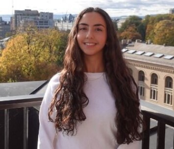 Azin Banafsheh mener at mange muslimer ikke klarer å ignorere hetsen, selv om de prøver. Azin Banafsheh mener at mange muslimer ikke klarer å ignorere hetsen, selv om de prøver.