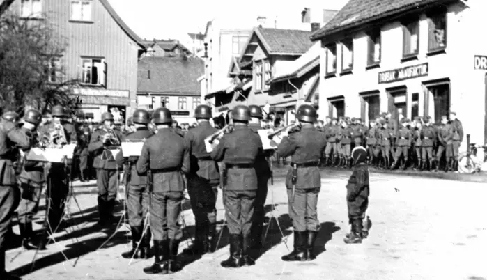 Under 2. verdenskrig ble Norge okkupert av tyskerne. Her kommer det tyske militærkorpset marsjerende inn i Drøbak i 1941. Ifølge forskere var dette for å skape samhold tyskerne seg i mellom, og å virke imponerende overfor motparten, nemlig det norske folk.