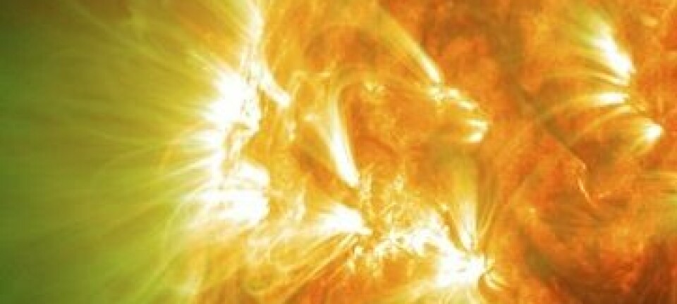 Et aktivt område på Solen, med gassløkker. Dette bildet er egentlig en kombinasjon av bilder tatt med ulike filtre og kan dermed vise gass ved forskjellige temperaturer. Gass som er rundt 1 million grader er på bildet vist som grønt, mens kjøligere gass, rundt 80 000 grader, er rødt. Det hvite er en kombinasjon av de to. Solar Dynamics Observatory