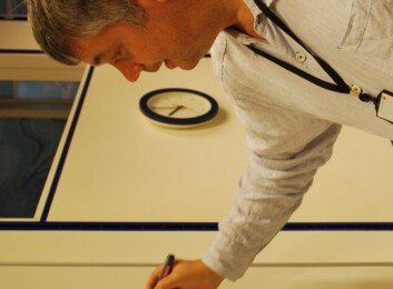 Dag Erik Undlien forsøker å forklare DNA og gensekvensering for forskning.nos journalist. (Foto: Hanne Jakobsen) Dag Erik Undlien forsøker å forklare DNA og gensekvensering for forskning.nos journalist. (Foto: Hanne Jakobsen)