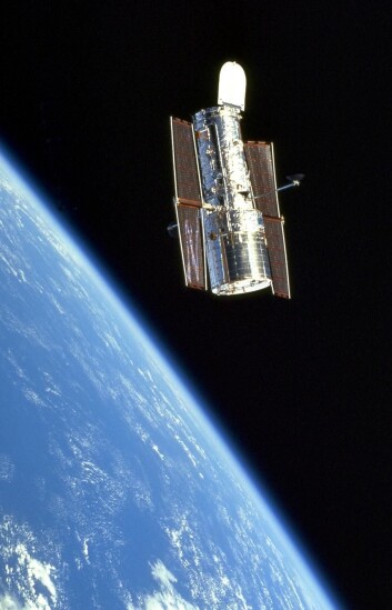 Romteleskopet Hubble går i bane rundt jorden. (Foto: NASA/ESA) Romteleskopet Hubble går i bane rundt jorden. (Foto: NASA/ESA)