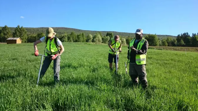 Jordkartleggere fra NIBIO på befaring i Lesja for å undersøke jorda i utvalgt grasmark .