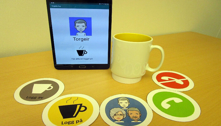 Under koppen sitter en sender som virker med de fem brikkene og en app på et nettbrett. Under koppen sitter en sender som virker med de fem brikkene og en app på et nettbrett.