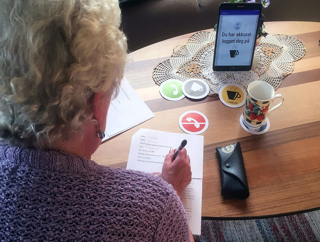 Ved å plassere kaffekoppen på brikker, som kommuniserer med en app på et nettbrett, kan eldre utvide vennekretsen. Ved å plassere kaffekoppen på brikker, som kommuniserer med en app på et nettbrett, kan eldre utvide vennekretsen.