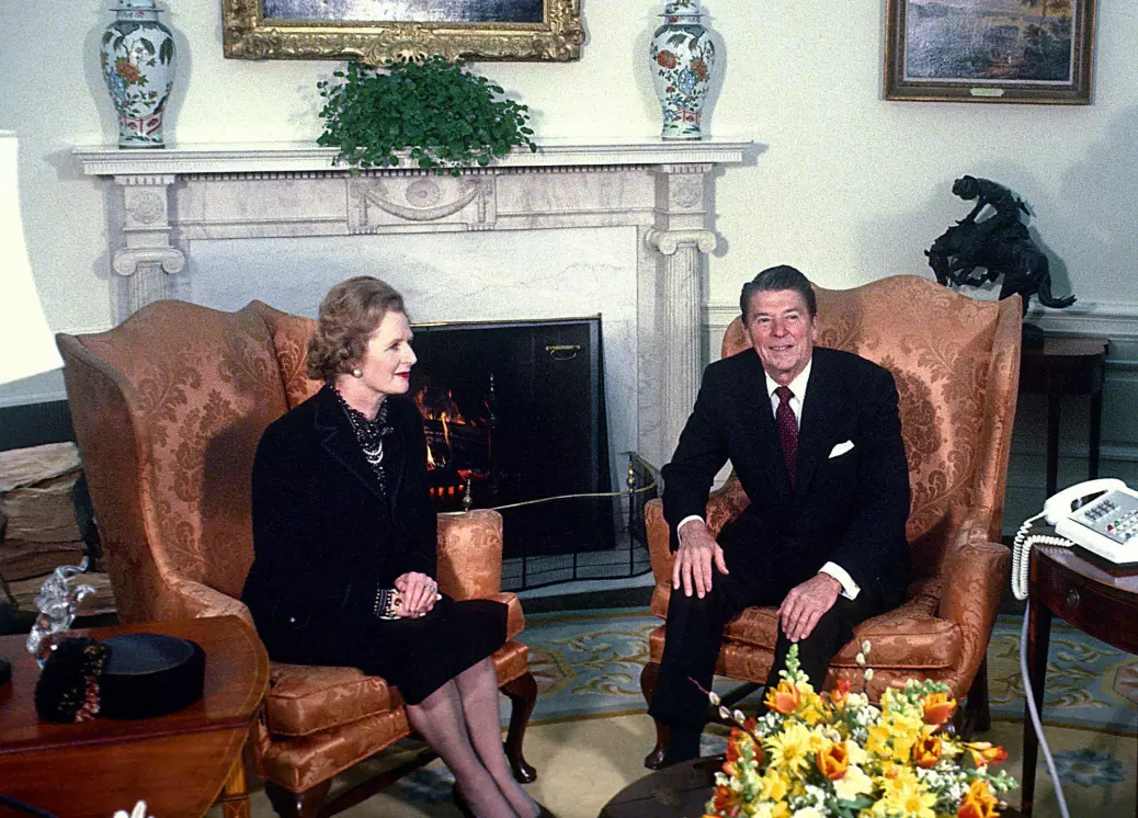 Nyliberalisme brukes ofte på den økonomiske politikken som Margaret Thatcher og Ronald Reagan innførte på slutten av 70-tallet og fremover.
