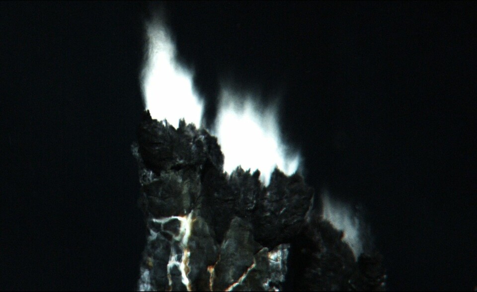 Utbrudd på den fakkellignende svarte skorsteinen El Guapo Vent, dypt i Stillehavet. (Foto: NOAA PMEL Vents Program)