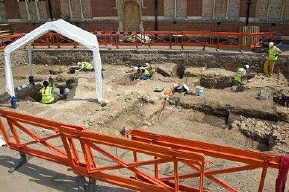På denne parkeringsplassen i Leicester fant arkeologer restene av Kong Richard den tredje. Nå har de også funnet en ny mystisk kiste. (Foto: University of Leiceste)
