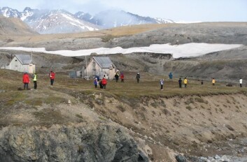 En gruppe turister fra en kystcruisebåt har gått i land på lokaliteten London i Kongsfjorden på vestkysten av Svalbard. (Foto: Dagmar Hagen) En gruppe turister fra en kystcruisebåt har gått i land på lokaliteten London i Kongsfjorden på vestkysten av Svalbard. (Foto: Dagmar Hagen)