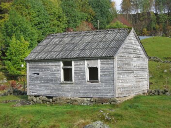 Nedre Fjedle skolehus i Suldal, revet i 2008. Da skolehusene gikk ut av bruk, ble det i liten grad diskutert om de var kulturminner. Og om de skulle tas vare på. I Suldal i Rogaland er nå halvparten av stuene enten revet eller i forfall. (Foto: (Foto gjengitt med tillatelse fra Leidulf Mydland)) Nedre Fjedle skolehus i Suldal, revet i 2008. Da skolehusene gikk ut av bruk, ble det i liten grad diskutert om de var kulturminner. Og om de skulle tas vare på. I Suldal i Rogaland er nå halvparten av stuene enten revet eller i forfall. (Foto: (Foto gjengitt med tillatelse fra Leidulf Mydland))