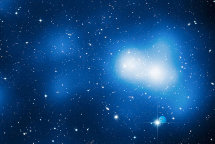 På dette Hubble-bildet av galaksehopen MACS J0717 i stjernebildet Auriga (Kusken) er den mørke materien tegnet med blå glød. (Foto: (Bilde: NASA, ESA, Harald Ebeling (University of Hawaii at Manoa) & Jean-Paul Kneib (LAM))) På dette Hubble-bildet av galaksehopen MACS J0717 i stjernebildet Auriga (Kusken) er den mørke materien tegnet med blå glød. (Foto: (Bilde: NASA, ESA, Harald Ebeling (University of Hawaii at Manoa) & Jean-Paul Kneib (LAM)))