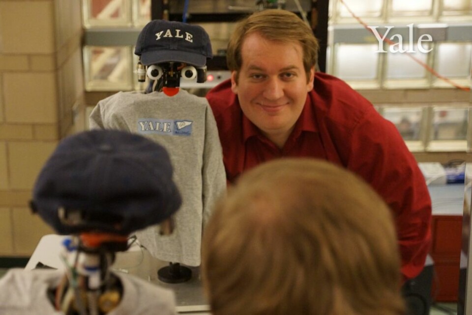 En av 'pappaene' til NICO, Justin Hart poserer med den universitetspatriotisk kledde kjendisroboten. (Foto: Dan Leyzberg/ Yale University)