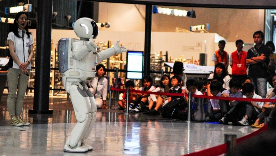 Hondas Asimo-robot er foreløpig uegnet til å pleie eldre. I stedet underholder den gjerne unge på Tokyos fremtidsmuseum. (Foto: Einar Yosuke Kosaka)