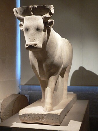 I Louvre står en statue av den egyptiske okseguden Apis. I Louvre står en statue av den egyptiske okseguden Apis.
