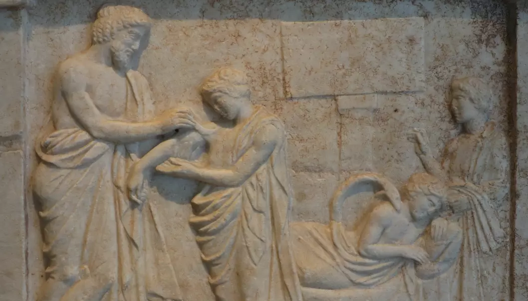 Drømmer i antikken var knyttet til sykdom og helse. Her leger kong Amphiaraos en pasient. Relieffet er datert 400–350 år fvt. og finnes i nasjonalmuseet for arkitektur i Aten.