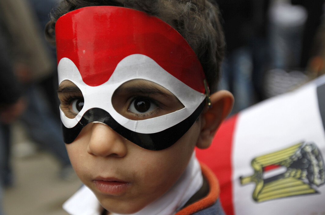 En egyptisk gutt er med når folket sier ifra at de er misfornøyde. Han lever i et land med strenge ledere. En egyptisk gutt er med når folket sier ifra at de er misfornøyde. Han lever i et land med strenge ledere.