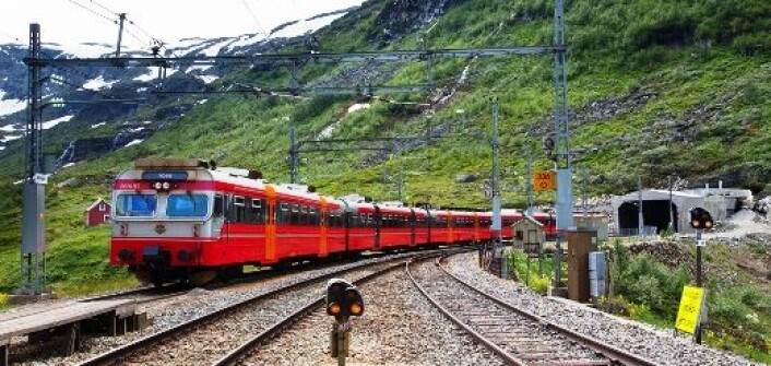Det er kamp om den begrensede tilgangen på jernbanelinjen, både mellom passasjerer og gods og mellom ulike togselskaper. (Foto: Shutterstock) Det er kamp om den begrensede tilgangen på jernbanelinjen, både mellom passasjerer og gods og mellom ulike togselskaper. (Foto: Shutterstock)