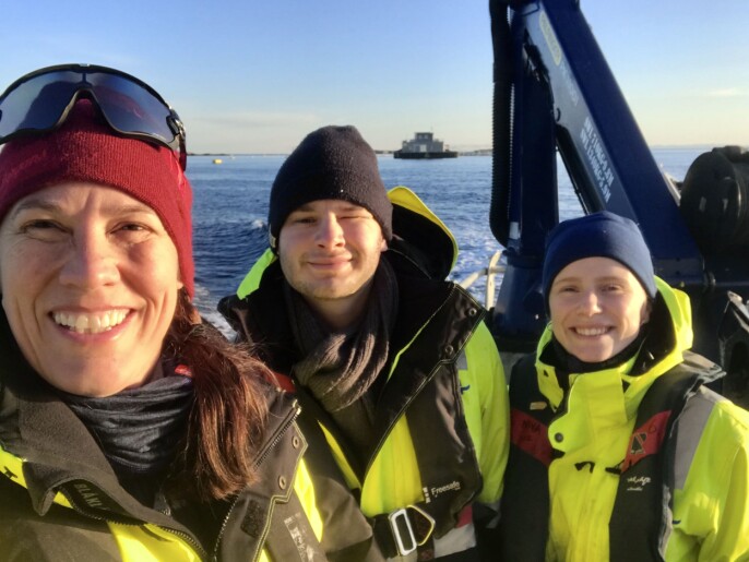 Ragnhild Ryther Grimm Torstensen (til høyre) har studert sukkertare i et taredyrkingsanlegg på Frøya i Trøndelag. Arbeidet er utført under veiledning av Niva-forsker Trine Bekkby og i samarbeid med student Lars Andreas Grünfeld. Ragnhild Ryther Grimm Torstensen (til høyre) har studert sukkertare i et taredyrkingsanlegg på Frøya i Trøndelag. Arbeidet er utført under veiledning av Niva-forsker Trine Bekkby og i samarbeid med student Lars Andreas Grünfeld.