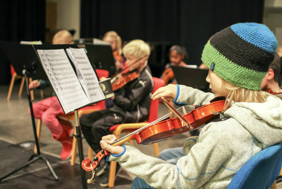 Arin Lund Melvik ved Tromsø Kulturskole vet hvordan han skal behandle en fiolin. (Foto: Håvard Vance Gram)
