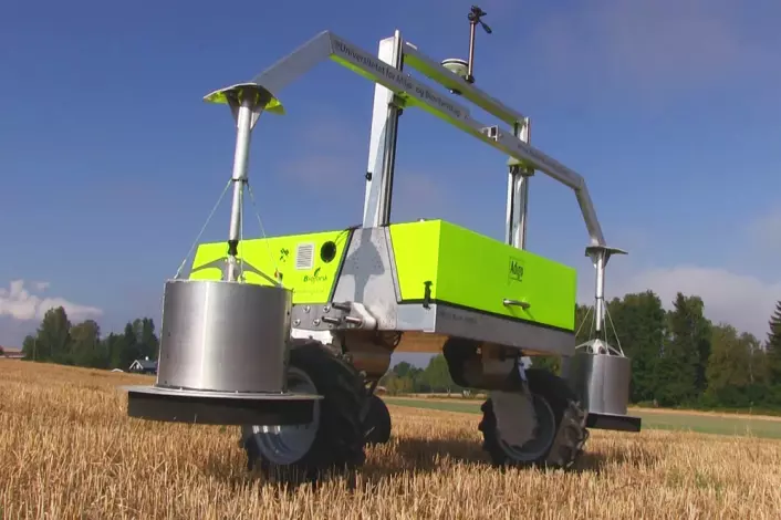 Robotbilen fra Adigo er påmontert to metallbeholdere med svært følsomme laserneser. De måler mengden av lystgass fra åkeren. (Foto: Arnfinn Christensen, forskning.no)