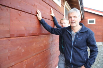 Bred bordkledning gir både et dekorativt uttrykk og var eget rask å montere, sier Ragnar Berg i Norsk Limtre (foran) og bonde Per Erik Vennes. (Foto: Morten Stene) Bred bordkledning gir både et dekorativt uttrykk og var eget rask å montere, sier Ragnar Berg i Norsk Limtre (foran) og bonde Per Erik Vennes. (Foto: Morten Stene)