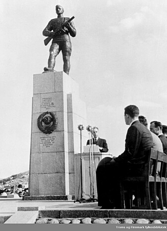 Fra avdukingen av Frigjøringsmonumentet i Kirkenes 8. juni 1952. Fra avdukingen av Frigjøringsmonumentet i Kirkenes 8. juni 1952.