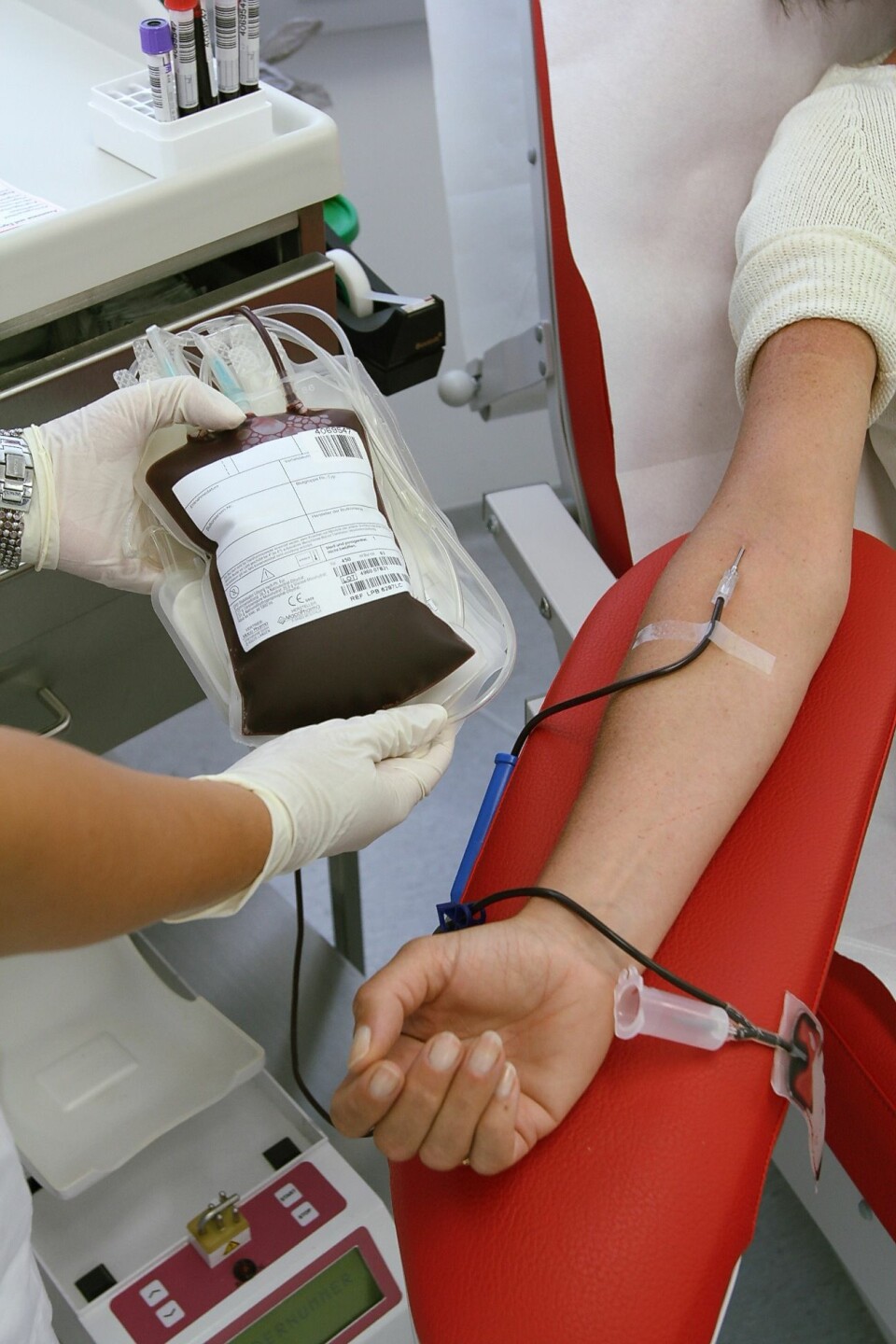 К чему снится сдавать кровь. Игла для забора крови из вены донорство. Переливание крови донор.