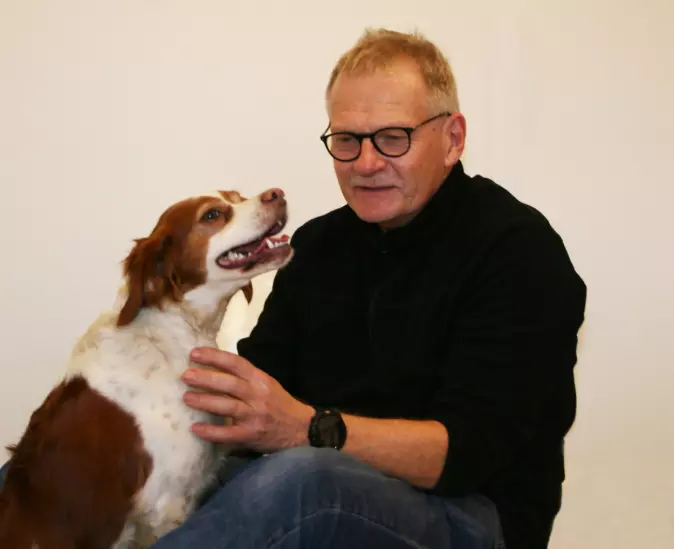 Professor Øystein Ahlstrøm velger å gi hundefôr med animalsk protein til hunden Juli, som er en aktiv jakthund av rasen Breton.
