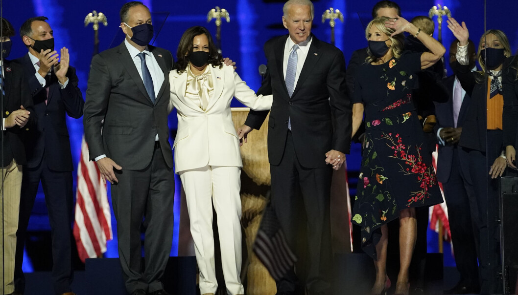 Joe Biden og hans fremtidige visepresident Kamala Harris, omgitt av familie, etter Bidens første tale som påtroppende president, natt til søndag norsk tid. Joe Biden og hans fremtidige visepresident Kamala Harris, omgitt av familie, etter Bidens første tale som påtroppende president, natt til søndag norsk tid.