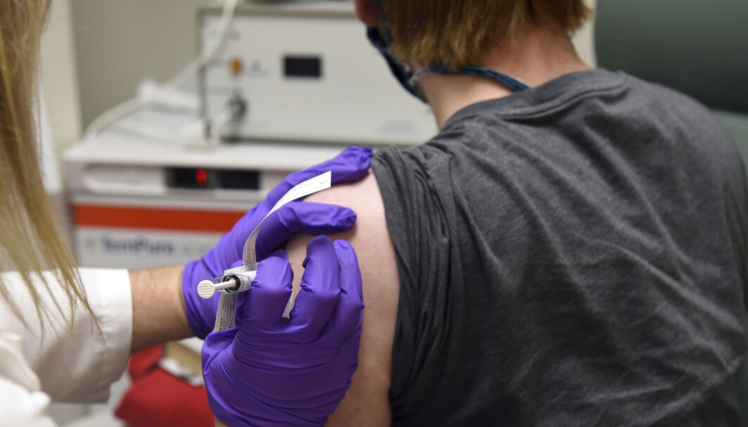Den amerikanske legemiddelgiganten Pfizer sier at covid-19-vaksinen de utvikler sammen med tyske BioNTech er 90 prosent effektiv mot å hindre covid-19-infeksjoner i fase 3-tester. Her settes den første vaksinedosen på en deltaker i testingen. Den amerikanske legemiddelgiganten Pfizer sier at covid-19-vaksinen de utvikler sammen med tyske BioNTech er 90 prosent effektiv mot å hindre covid-19-infeksjoner i fase 3-tester. Her settes den første vaksinedosen på en deltaker i testingen.