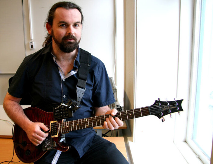 På gitaren har trond Engum montert to fjernkontroller som gjør at han kan spille gitar samtidig som han styrer et digitalt lydstudio. (Foto: Anne Sliper Midling) På gitaren har trond Engum montert to fjernkontroller som gjør at han kan spille gitar samtidig som han styrer et digitalt lydstudio. (Foto: Anne Sliper Midling)