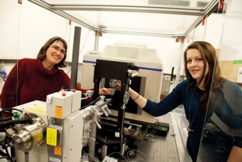 Professor Ute Krengel og stipendiat Julie Heggelund bruker en liten røntgenmaskin på Kjemisk institutt for å finne molekylstrukturen i koleratoksinet. (Foto: Yngve Vogt) Professor Ute Krengel og stipendiat Julie Heggelund bruker en liten røntgenmaskin på Kjemisk institutt for å finne molekylstrukturen i koleratoksinet. (Foto: Yngve Vogt)
