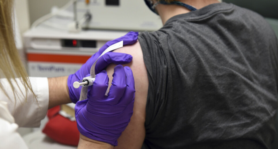 Bildet viser en av de første pasientene som fikk teste vaksinen fra legemiddelgigantene Pfizer og BioNTech i mai. Nye testresultater tyder på at vaksinen er vellykket.