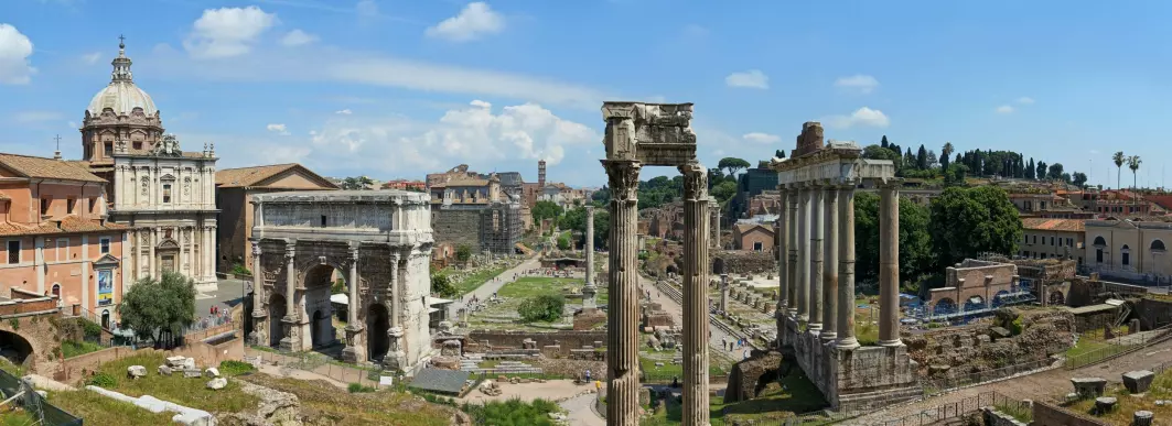 Årleg besøker millionar av turistar Forum Romanum og andre antikke byggverk i Roma.
