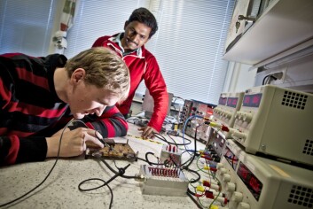Ingeniørane Yngve Skogseide og Linga Reddy Cenkermaddi arbeider med ein komponent i detektoren. (Foto: Eivind Senneset/UiB) Ingeniørane Yngve Skogseide og Linga Reddy Cenkermaddi arbeider med ein komponent i detektoren. (Foto: Eivind Senneset/UiB)