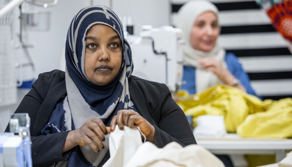 Bruken av midlertidig arbeidskraft har ikke økt trass i at regjeringen har lempet på regelverket, viser en ny rapport. Her jobber Hodan Sjama (t.v.) og Hamar Ali Tesli (i bakgrunnen) på Systua på Ikea Furuset, som ansetter personer som tidligere har stått utenfor arbeidslivet.