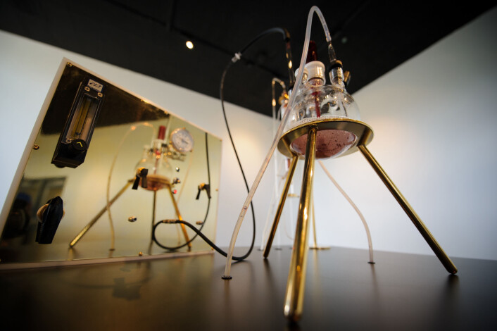 'The Great Work of the Metal Lover' er navnet på mini-laboratoriet som de to har laget. (Foto: G.L. Kohuth/Communications and Brand Strategy office MSU) 'The Great Work of the Metal Lover' er navnet på mini-laboratoriet som de to har laget. (Foto: G.L. Kohuth/Communications and Brand Strategy office MSU)
