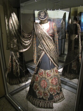 En eksklusiv kjole signert den populære designeren Sabyasachi Mukherjee. Designen er et eksempel på bruk av gamle, fyrstelige klestradisjoner i moderne mote for de rike. (Foto: Marianne Nordahl) En eksklusiv kjole signert den populære designeren Sabyasachi Mukherjee. Designen er et eksempel på bruk av gamle, fyrstelige klestradisjoner i moderne mote for de rike. (Foto: Marianne Nordahl)