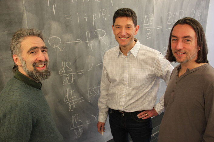 Kollegaer Ben Bolker, David Earn og Paul Andrews foran noen av beregningene. (Foto: McMaster University) Kollegaer Ben Bolker, David Earn og Paul Andrews foran noen av beregningene. (Foto: McMaster University)
