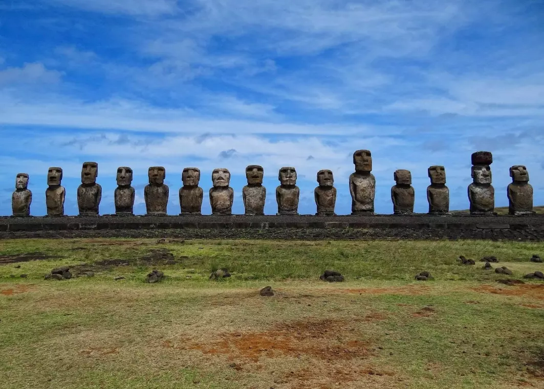 Rapa Nui er ei lita og isolert øy i Stillehavet – og vi som lever på «Planet Earth», kan ta lærdom av øyas historie.