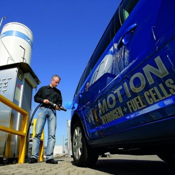 Fylling av hydrogenbil fra Volkswagen. (Foto: Møllergruppen) Fylling av hydrogenbil fra Volkswagen. (Foto: Møllergruppen)