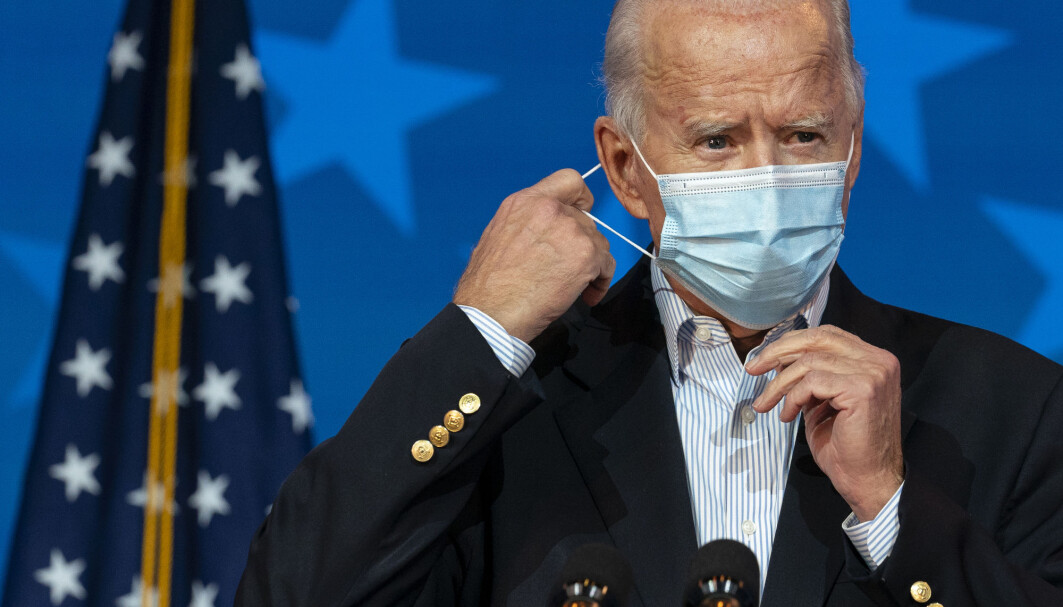Det amerikanske smittevernbyrået snur og sier nå at munnbind beskytter både den som har på seg munnbindet, og de rundt. Den nyvalgte presidenten i USA, Joe Biden, har oppfordret folk til å bruke munnbind. Det amerikanske smittevernbyrået snur og sier nå at munnbind beskytter både den som har på seg munnbindet, og de rundt. Den nyvalgte presidenten i USA, Joe Biden, har oppfordret folk til å bruke munnbind.
