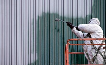 Malere som arbeider med spraymaling hadde stor risiko for å utvikle astma, viser studien. (Foto: Colourbox) Malere som arbeider med spraymaling hadde stor risiko for å utvikle astma, viser studien. (Foto: Colourbox)