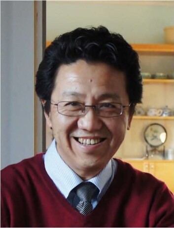 Professor Litian Wang leder jakten på lydløst materiale ved Høgskolen i Østfold. (Foto: HiØ) Professor Litian Wang leder jakten på lydløst materiale ved Høgskolen i Østfold. (Foto: HiØ)