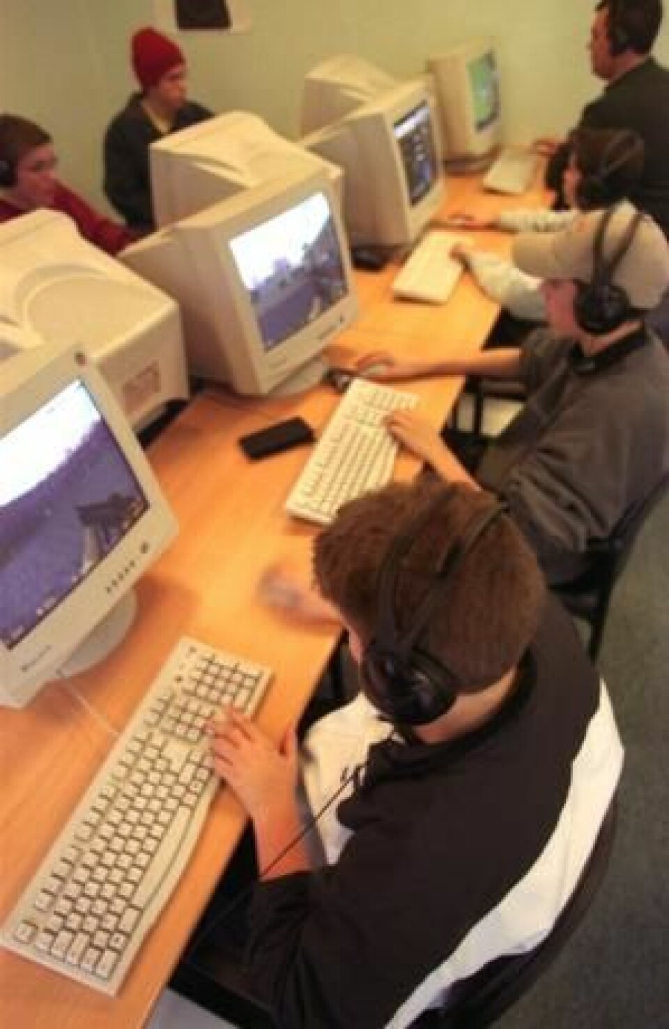 Elevene i en ny dansk undersøkelse fortalte at de lærte mer engelsk av dataspill enn av undervisningen på skolen. (Foto: Colourbox)
