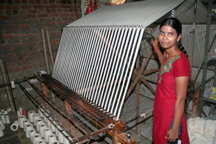 Kvinne i tekstilverkstedet i Pochampally village utenfor Hyderabad i India, der man bruker tradisjonelle teknikker for veving. Veveriet er ikke blant håndverkstedene som Thereza Kuldova besøkte. (Foto: Asle Rønning)